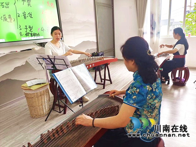 圖4：老師在教授古琴.jpg
