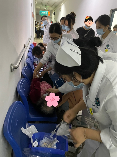 有位老奶奶暈倒了，請(qǐng)各位老師幫忙救一下！
