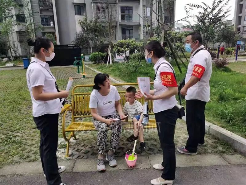 好險哪！天降鋼桿差點砸中行人，內(nèi)江警方全樓摸排——