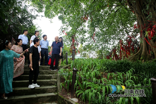 四川省文藝期刊聯(lián)合會(huì)名刊名家一行在上馬鎮(zhèn)龍湖水香采風(fēng) (2).jpg