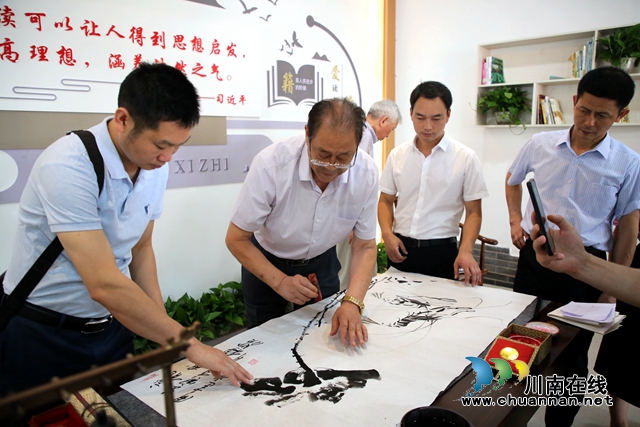 四川省文藝期刊聯(lián)合會(huì)名刊名家在護(hù)國(guó)鎮(zhèn)梅嶺村黨群服務(wù)中心委員書屋創(chuàng)作 2.jpg