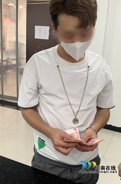 申請人清點(diǎn)案款.jpg
