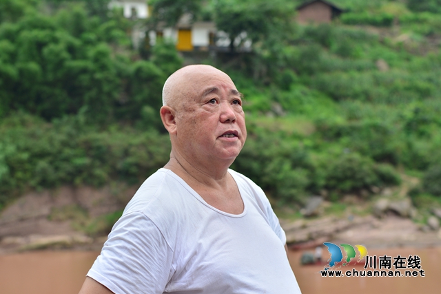 老街長(zhǎng)胡敬華唱船工號(hào)子.JPG