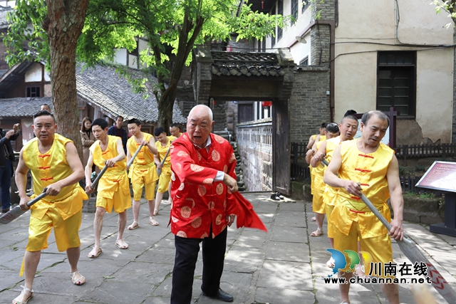 胡敬華在太平古鎮(zhèn)景區(qū)表演船工號(hào)子.jpg