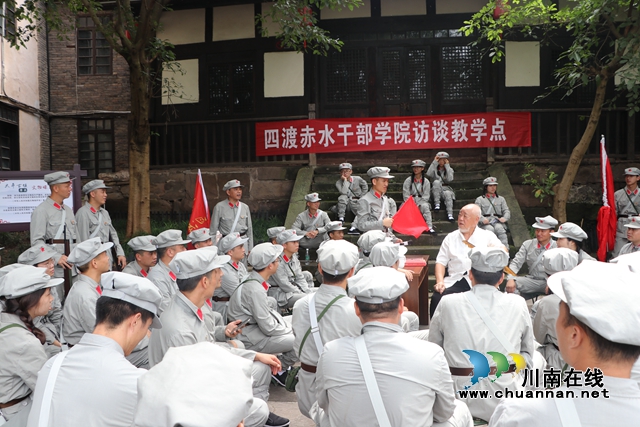 胡敬華在太平古鎮(zhèn)為干部學(xué)院學(xué)員講紅軍故事.jpg