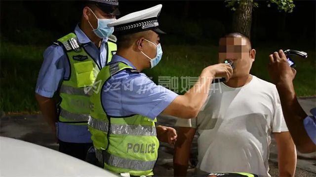 車上還有嬰兒！男子醉駕被內(nèi)江交警抓了“現(xiàn)行”