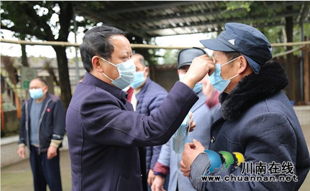 疫情期間，馬芝良（左）在為敬老院老人佩戴口罩.jpg