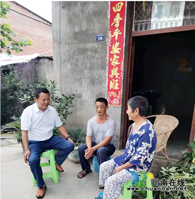 馬芝良在徐正芬家調(diào)研.jpg