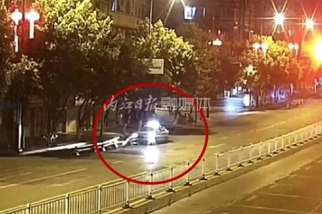 逮到！深夜，內(nèi)江街頭，這出租車撞壞隔離欄就跑——