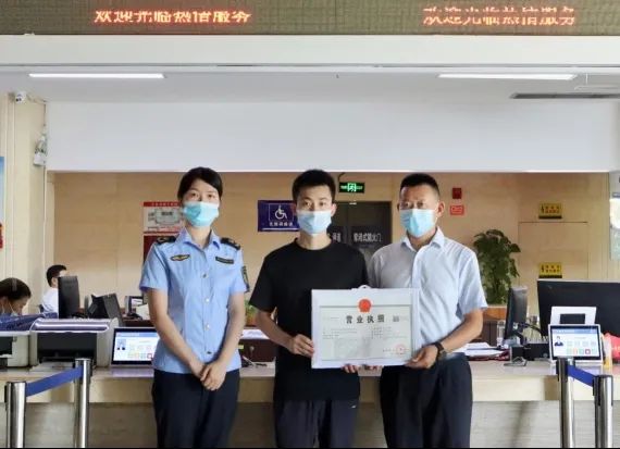 從“個體戶”到“企業(yè)家”瀘縣頒發(fā)首張“個轉(zhuǎn)企”營業(yè)執(zhí)照