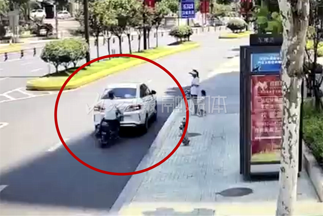 教訓(xùn)！內(nèi)江這男子騎車東張西望，結(jié)果“砰”一聲……