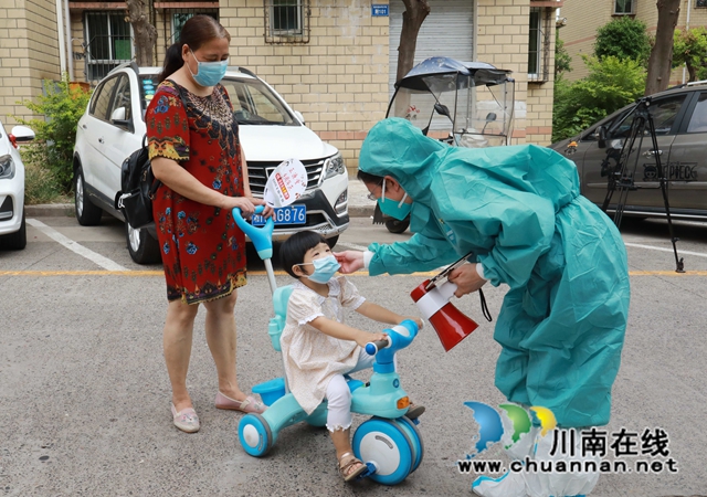 王文蓮為小朋友整理口罩.JPG