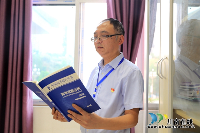 王業(yè)春老師在專(zhuān)研考題。廖勝春 攝.jpg