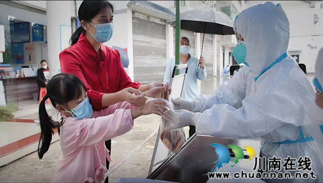 納溪區(qū)豐樂(lè)鎮(zhèn)：把思念和愛(ài)化成行動(dòng) 7歲女孩給抗疫一線工作者送月餅