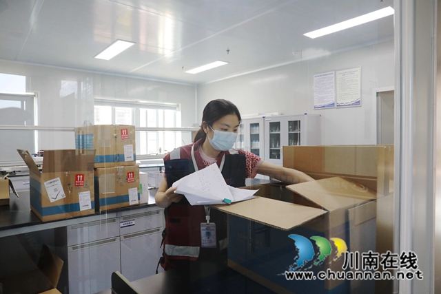王順民正在清點物資.JPG