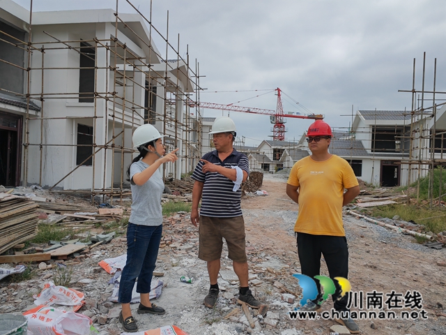 水竹林村援建干部在新村建設現(xiàn)場（曾佐然攝）.jpg
