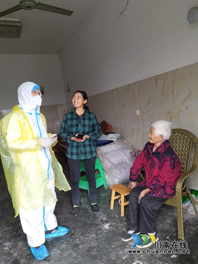 作者同事阿錕（左一）上門為91歲高齡的陳普英核酸采樣.jpg