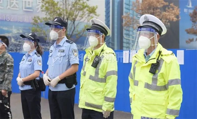 “警寶”落地啼哭報(bào)平安！內(nèi)江警爸：戰(zhàn)“疫”獲勝，爸爸回家再抱你——
