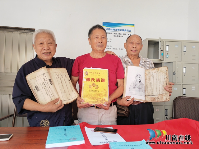 展示族譜，傳承家風（曾佐然攝）.jpg