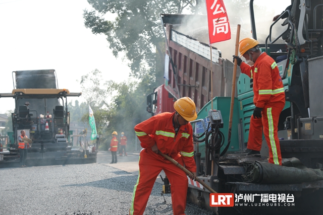 惠及20余萬群眾！省道438線進(jìn)入瀝青鋪裝施工階段