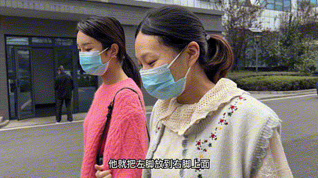 光腳跑進醫(yī)院的老爺爺，成了她們惦記的人