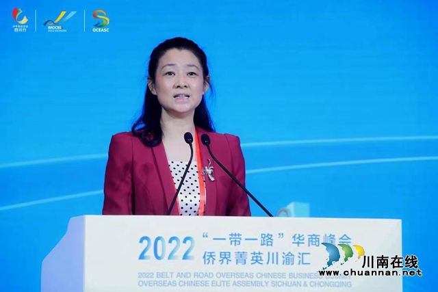 中國僑聯(lián)副主席、四川省僑聯(lián)主席劉以勤主持活動.jpg