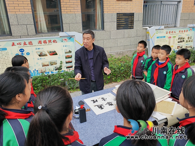 瀘縣政協(xié)詩書畫院傳統(tǒng)文化進校園采風(fēng)活動走進城東小學(xué)