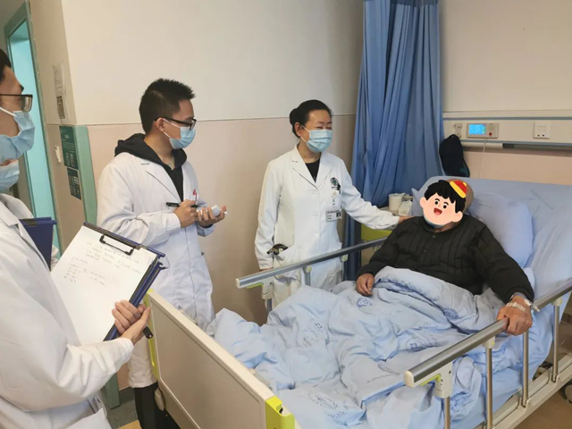 西南醫(yī)大附院薛莉：嘔心瀝血、擁粉無數(shù)的“薛神醫(yī)”