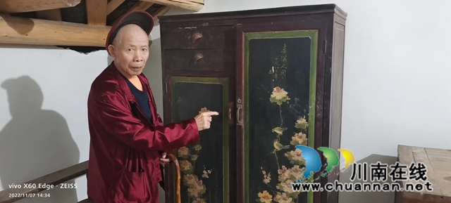 圖6：巫顯家40年前漆在家俱上的畫作《春滿人間》.jpg