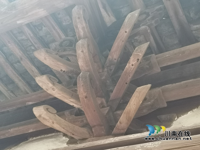 圓通寺的斗拱（曾佐然攝）.jpg