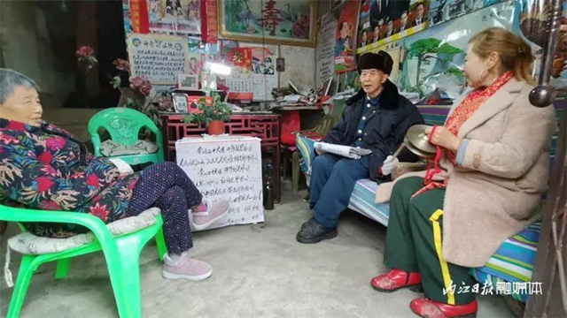 聲聲動(dòng)情！內(nèi)江“鮐背”老人把“寫(xiě)歌”這件事堅(jiān)持了幾十年