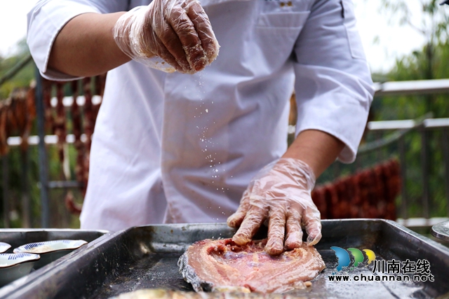 撒上食鹽、辣椒粉等佐料揉搓入味.JPG