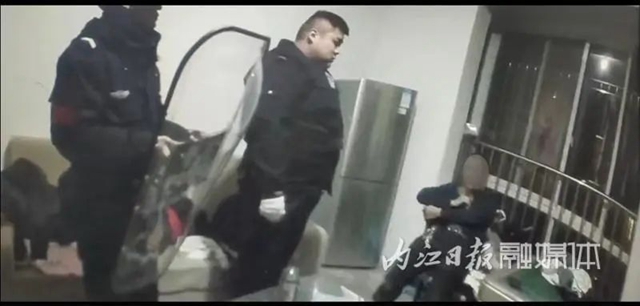 兩秒奪刀！資中警方快手救人