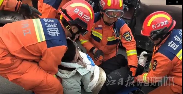 隆昌：貨車與轎車相撞，孕婦被困，危急時刻他們來了
