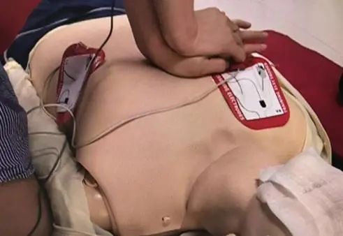 生死時(shí)速！患者待診時(shí)突發(fā)休克 醫(yī)護(hù)配合“教科書(shū)式”搶救化險(xiǎn)為夷！