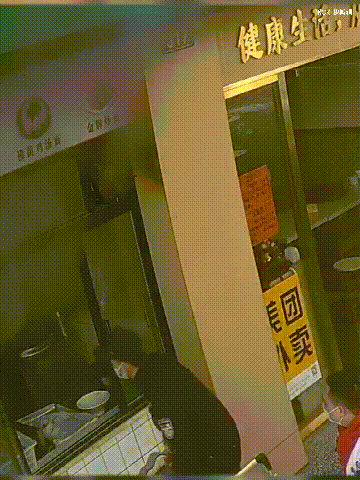 “警察同志有擔(dān)當(dāng)！”合江輔警三次沖進(jìn)火場滅火，老板請他終身免費(fèi)吃面