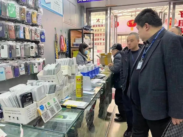 內(nèi)江市中區(qū)接報突查：這1008個手機配件，都是歪貨！