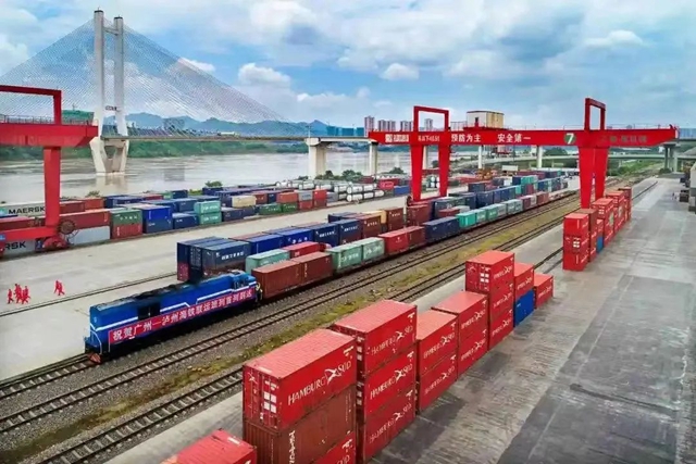 瀘州中歐班列：開(kāi)往春天的列車
