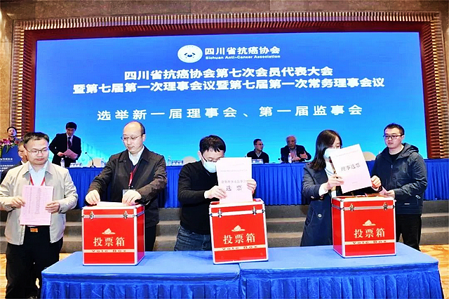 在省級、市級抗癌協(xié)會中，西南醫(yī)大附院文慶蓮教授接連當選