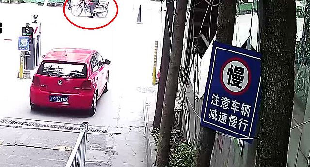 警示！茶館老板遭遇換錢“魔術(shù)手”，資中警方快速破案——