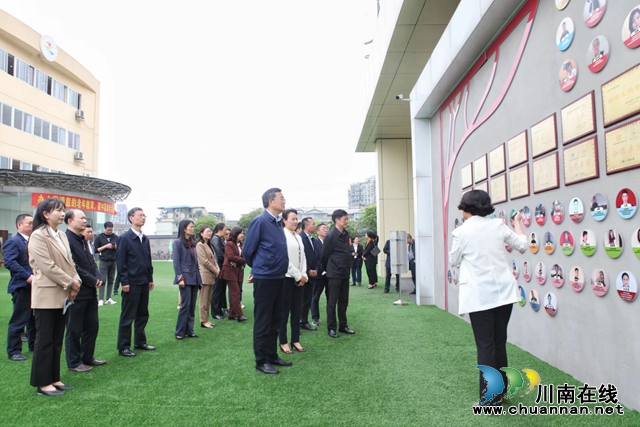 瀘州市人大常委會調研市老年大學工作  