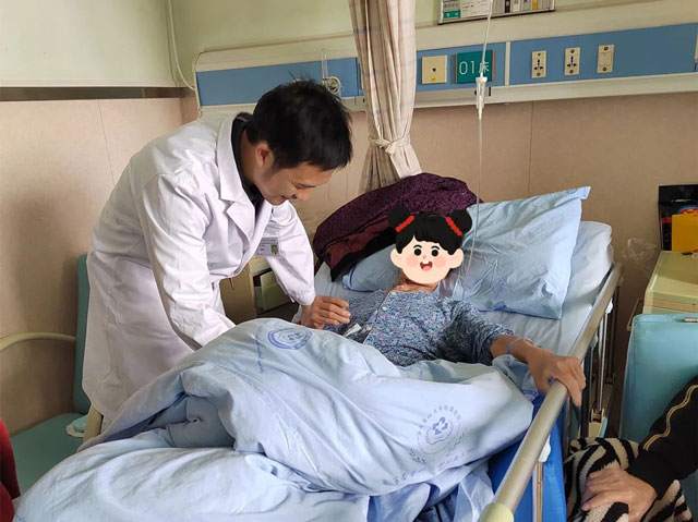 罕見巨瘤“霸占”腹腔 ，6小時(shí)手術(shù)成功“拆彈”