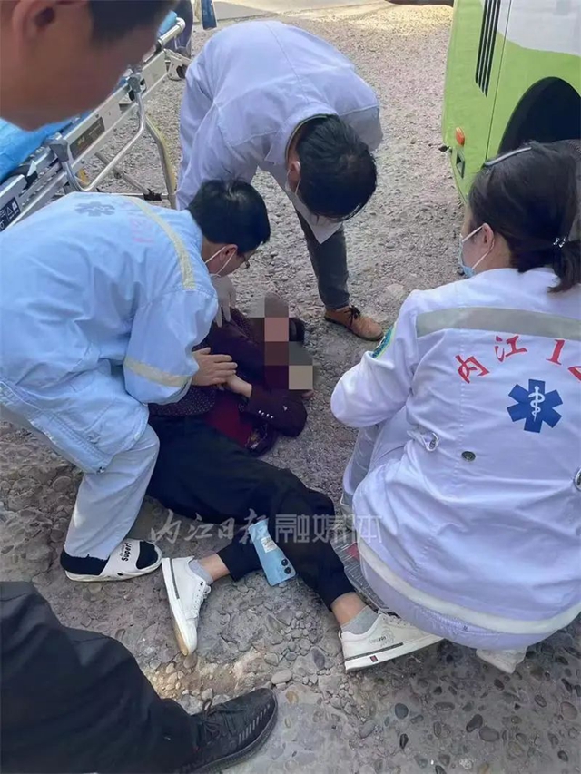 贊！贊！贊！內(nèi)江公交車長“一眼”救了一個人