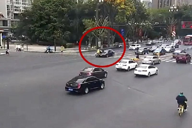 出事了！這個(gè)外賣騎手，全責(zé)！