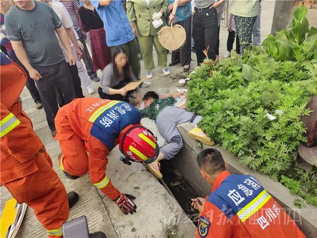 痛！生銹鋼筋刺入小孩大腿，內(nèi)江消防緊急救援