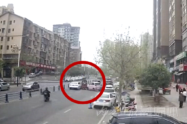 內(nèi)江東興區(qū)三車相撞，只因駕駛員起步時(shí)犯了這個(gè)錯(cuò)！