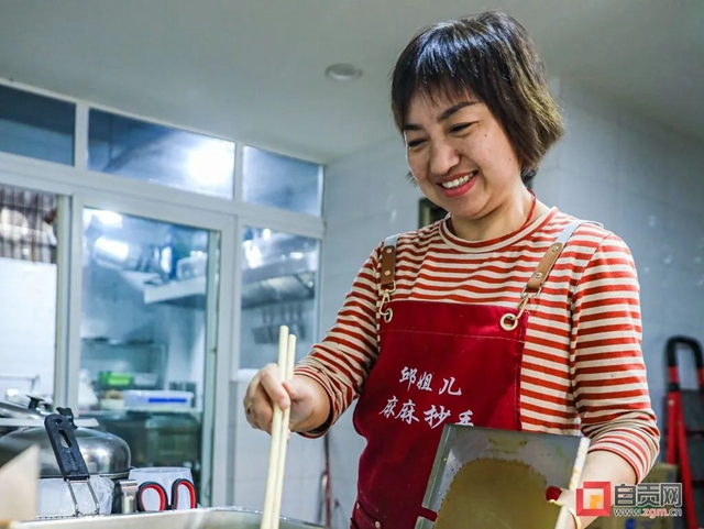 她放棄30萬(wàn)年收入，回自貢開(kāi)店