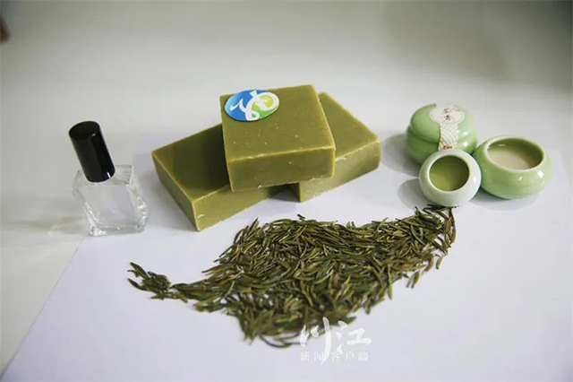 想要！用納溪茶做的香水、唇膏、點心，隔著屏幕都聞著茶味