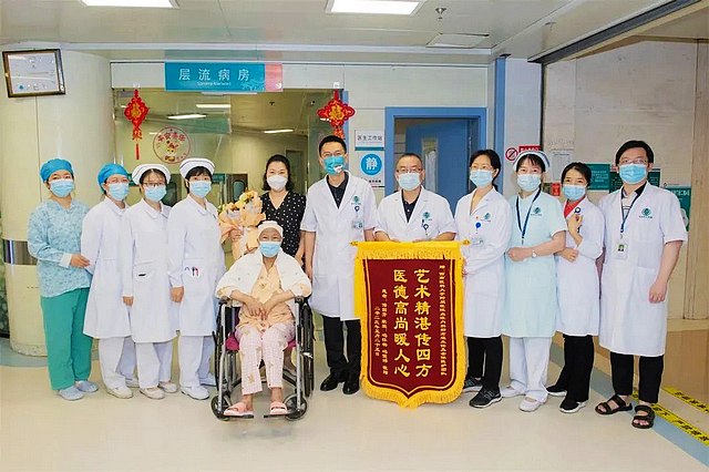 首次突破“60歲禁區(qū)”！刷新醫(yī)院記錄