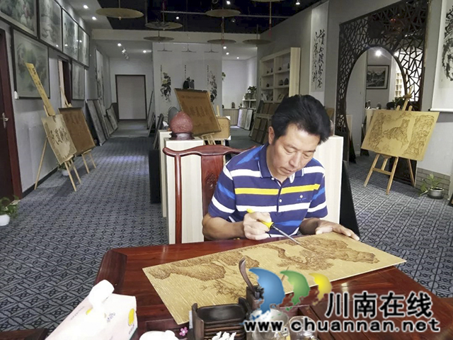 李濤在創(chuàng)作烙鐵畫(huà).jpg